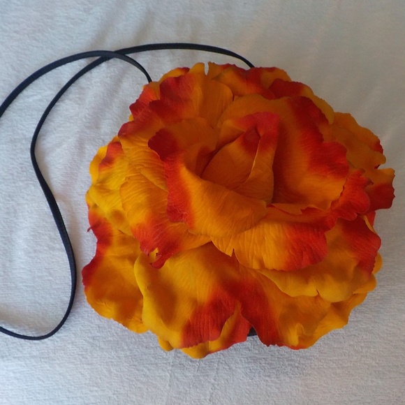 NEW Giant Flower Front Crossbody Bag - Picture 2 of 7
